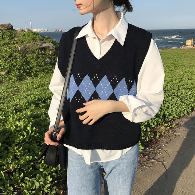 Loose short college style V-neck knitted vest