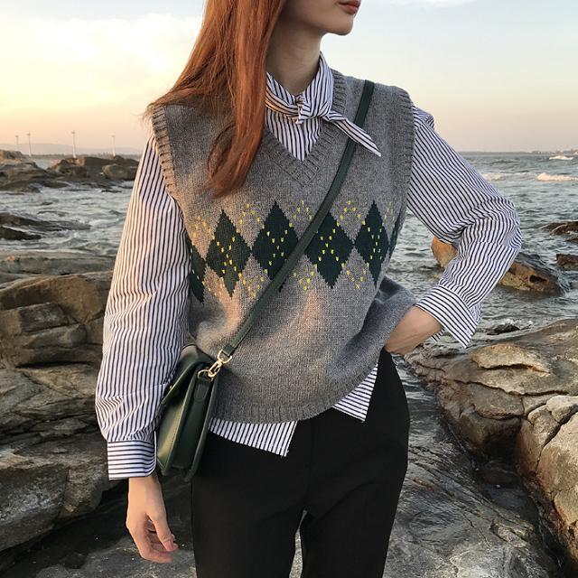 Loose short college style V-neck knitted vest