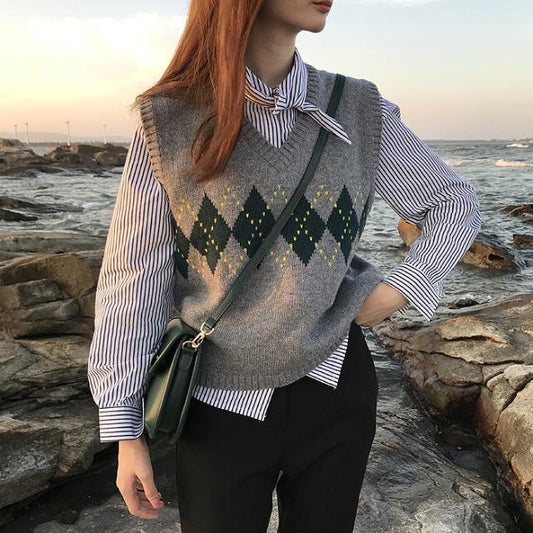 Loose short college style V-neck knitted vest